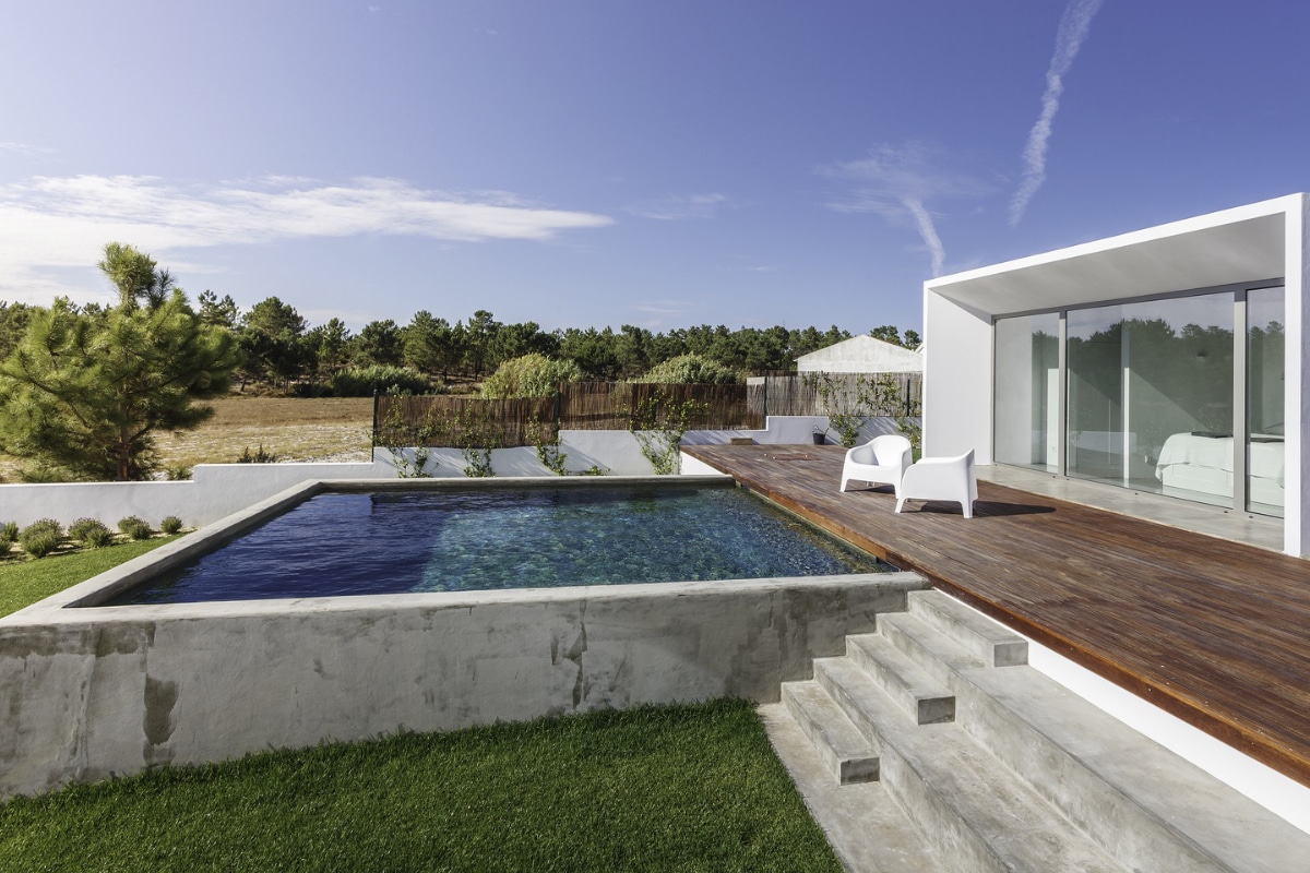 zwembad aanleggen bij moderne woning